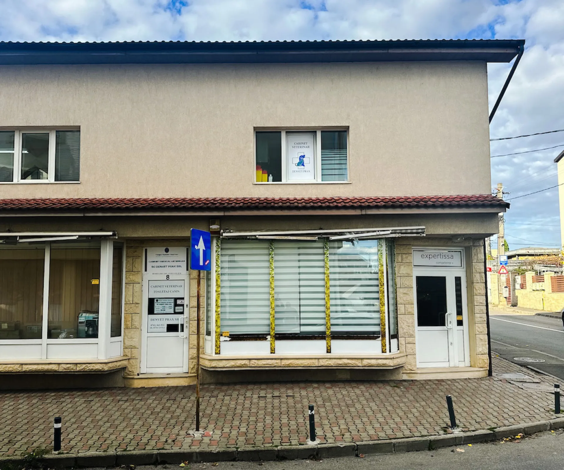 Intrarea în cabinetul Denvet Prax pe Str. Slatina